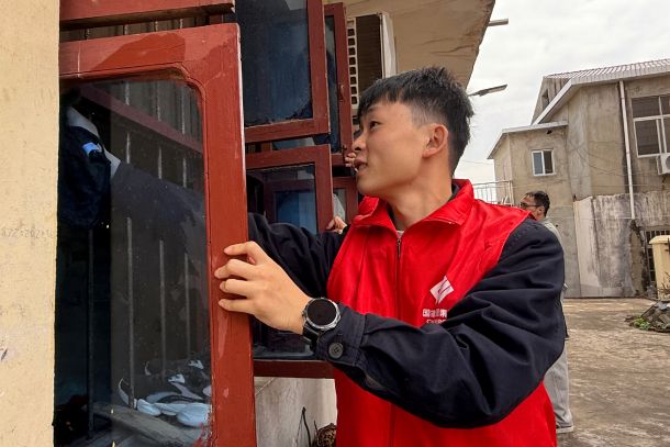 图为青年志愿者为独居老人打扫屋子